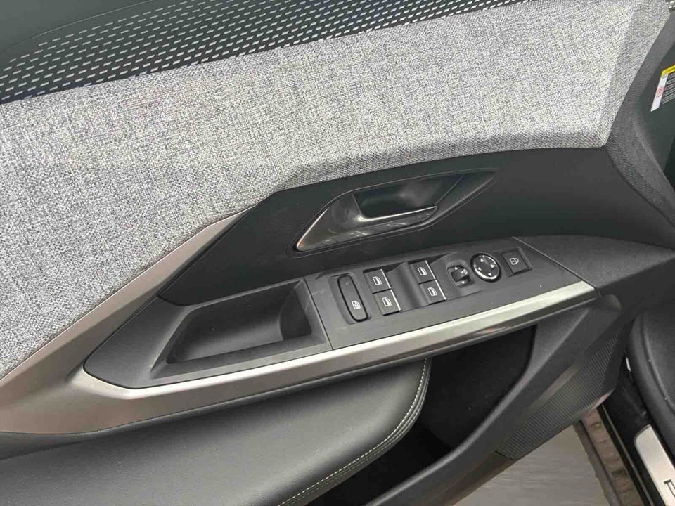 Peugeot e-3008 77 GT 5d