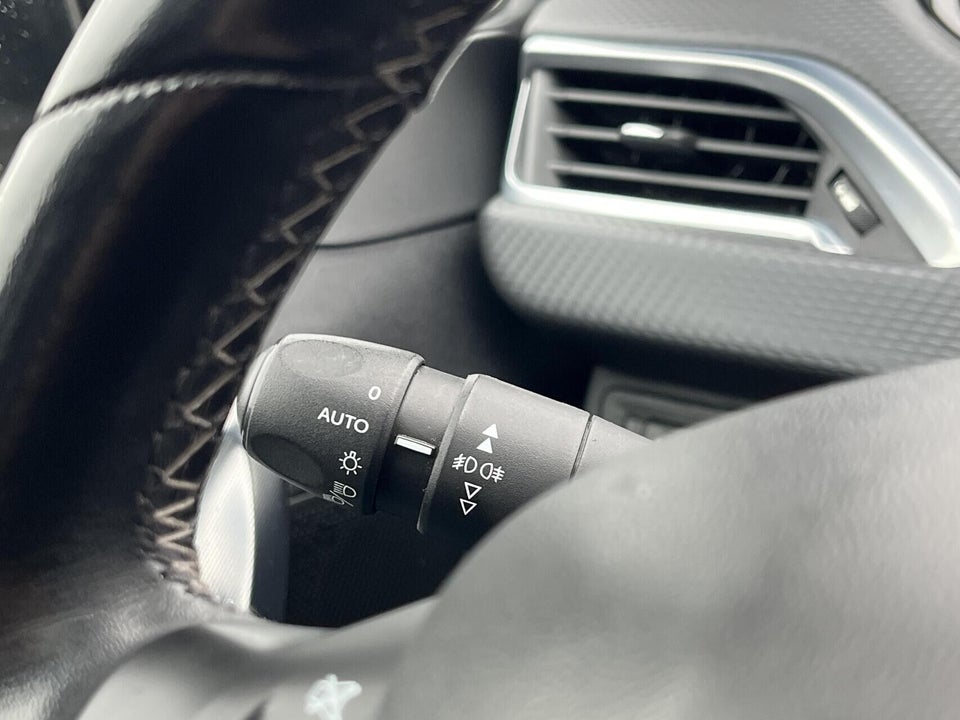 Peugeot 2008 1,6 BlueHDi 100 Allure Sky 5d