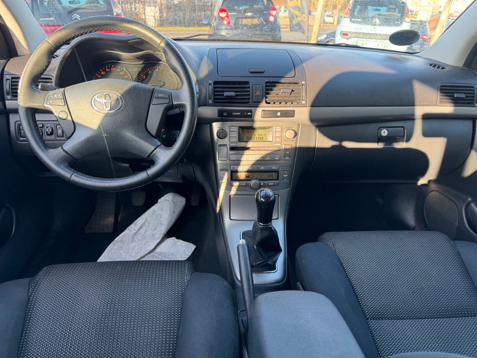 Toyota Avensis 1,8 VVT-i Terra stc. 5d