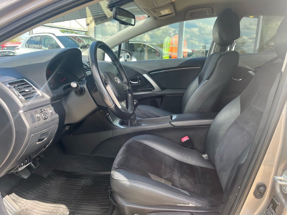 Toyota Avensis 1,8 VVT-i T2 Premium Touring Sports 5d