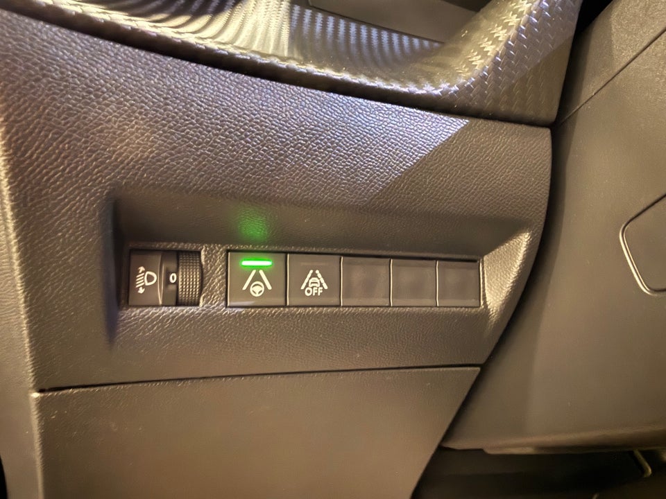 Peugeot 2008 1,5 BlueHDi 130 Allure EAT8 5d