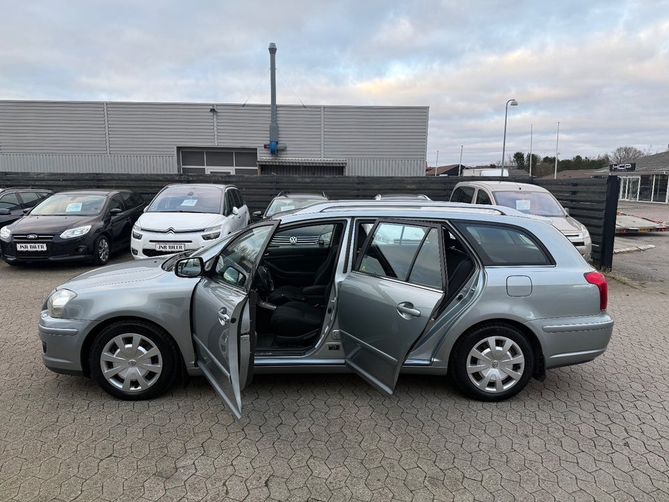 Toyota Avensis 2,4 Sol aut. 5d