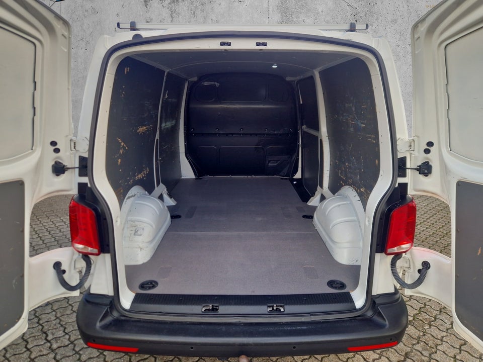 VW Transporter 2,0 TDi 110 Kassevogn lang