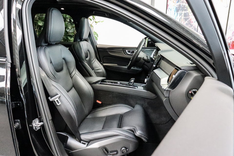 Volvo XC60 2,0 T8 ReCharge R-Design aut. AWD 5d