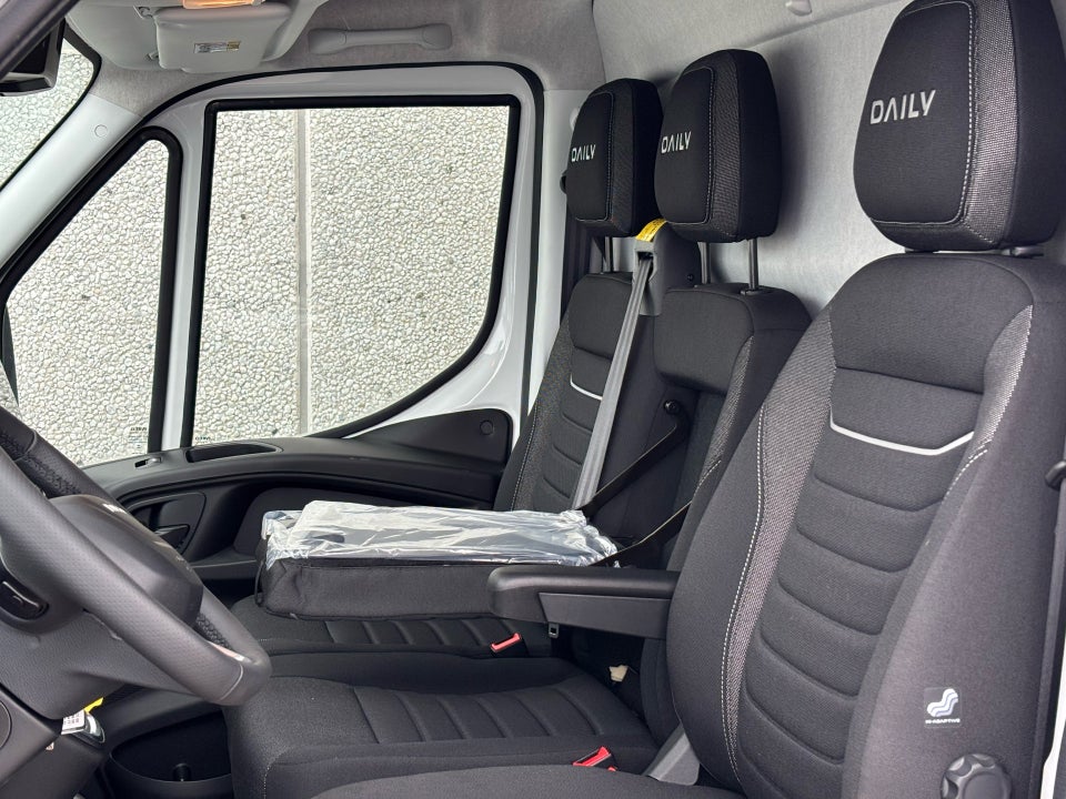 Iveco Daily 3,0 35S18 4100mm Box m/lift AG8