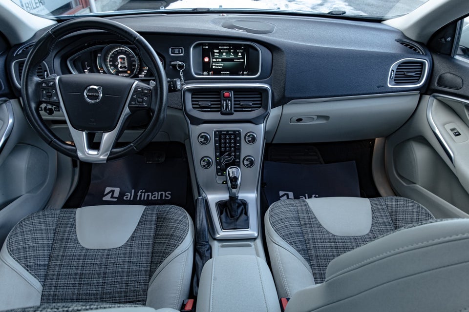 Volvo V40 2,0 D3 150 Momentum aut. 5d