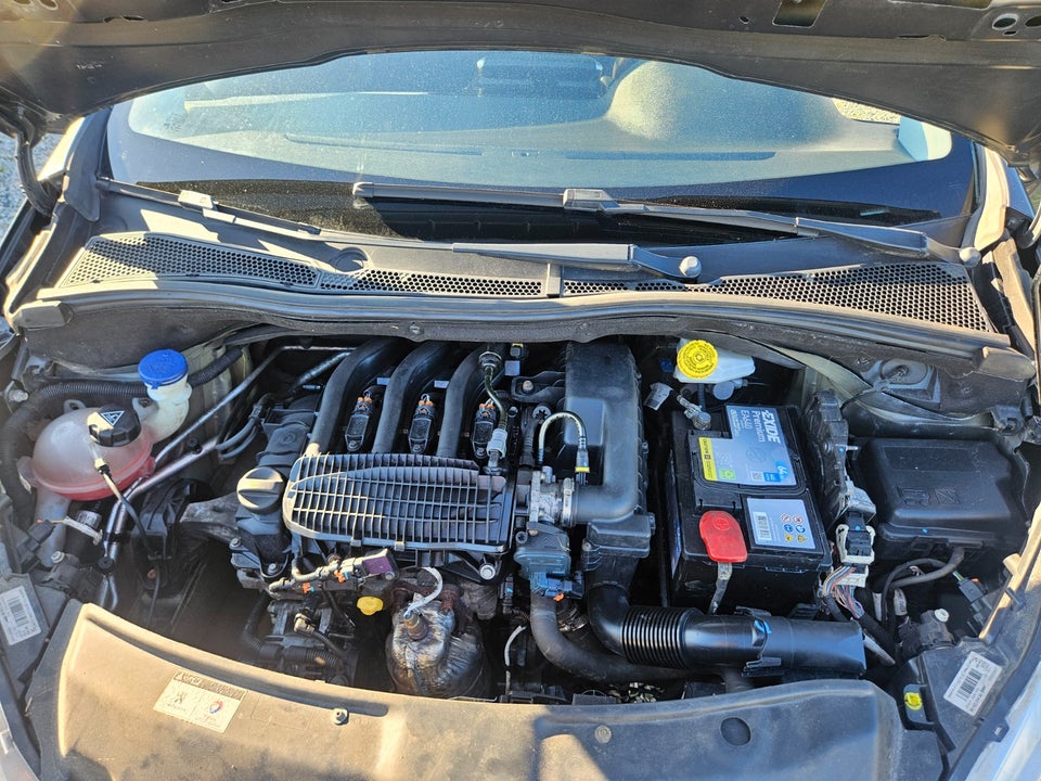 Peugeot 208 1,2 VTi Allure Sky 5d