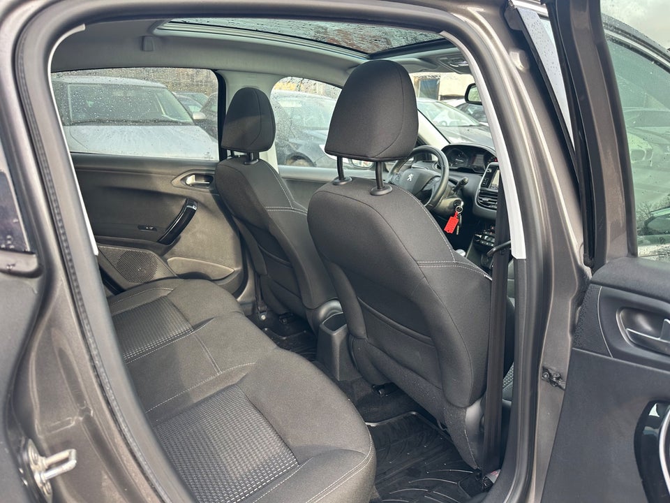 Peugeot 208 1,2 VTi 82 Signature Sky 5d