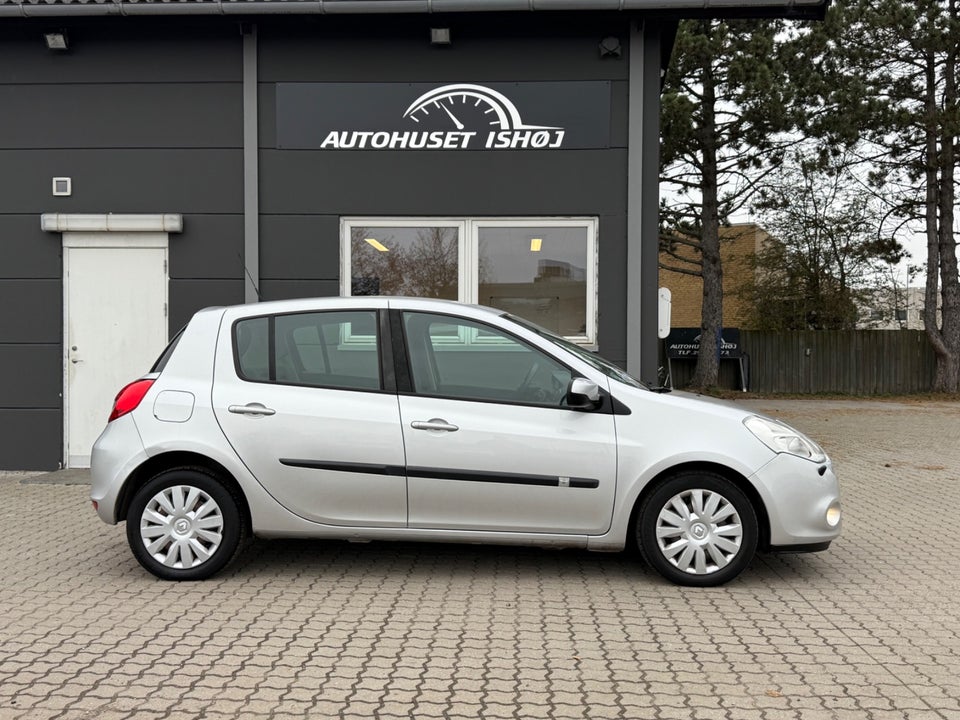 Renault Clio III 1,2 16V Authentique 5d