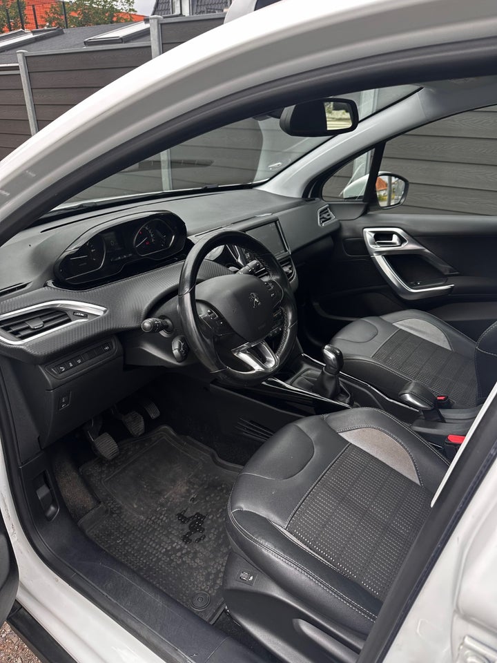 Peugeot 2008 1,2 e-THP 110 Allure 5d