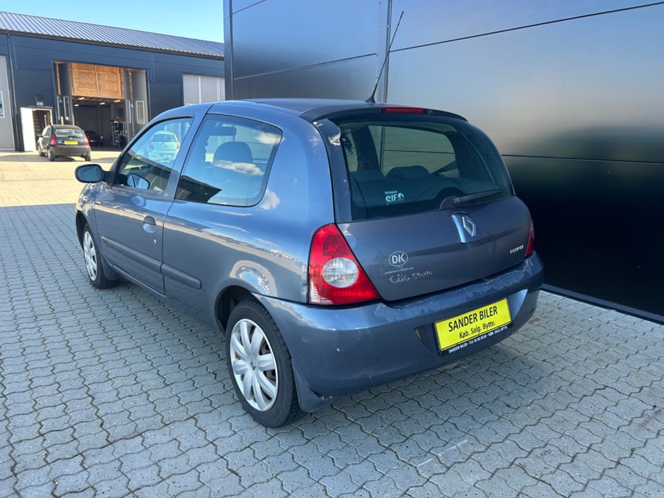 Renault Clio II 1,2 8V Storia 3d