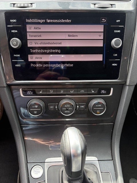 VW Golf VII 2,0 TDi 150 Comfortline Connect Variant DSG 5d