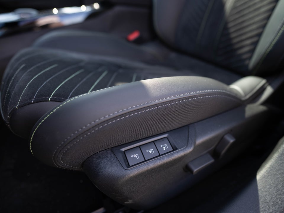 Peugeot e-208 50 GT Sky 5d