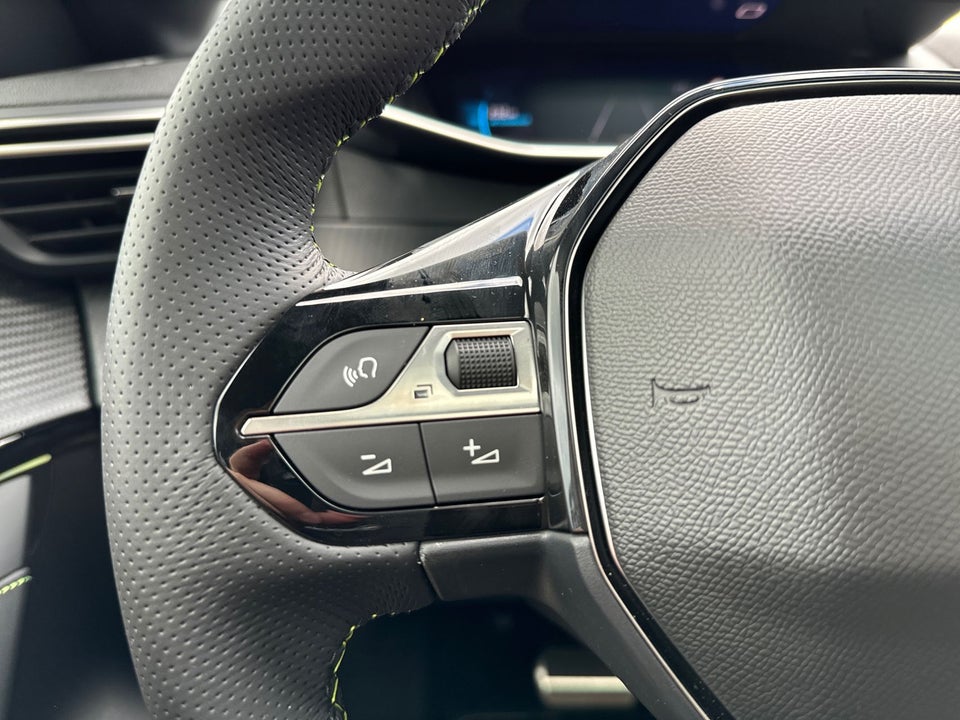 Peugeot e-208 50 GT Sky 5d