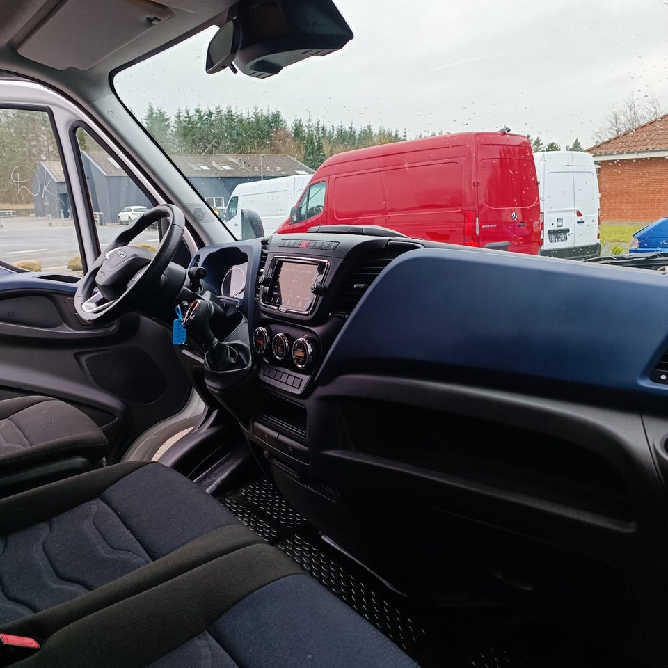 Iveco Daily 3,0 35S18 Box m/lift AG8 2d