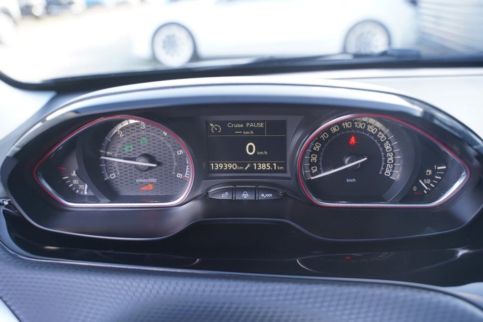 Peugeot 2008 1,6 BlueHDi 100 GT Line Sky 5d