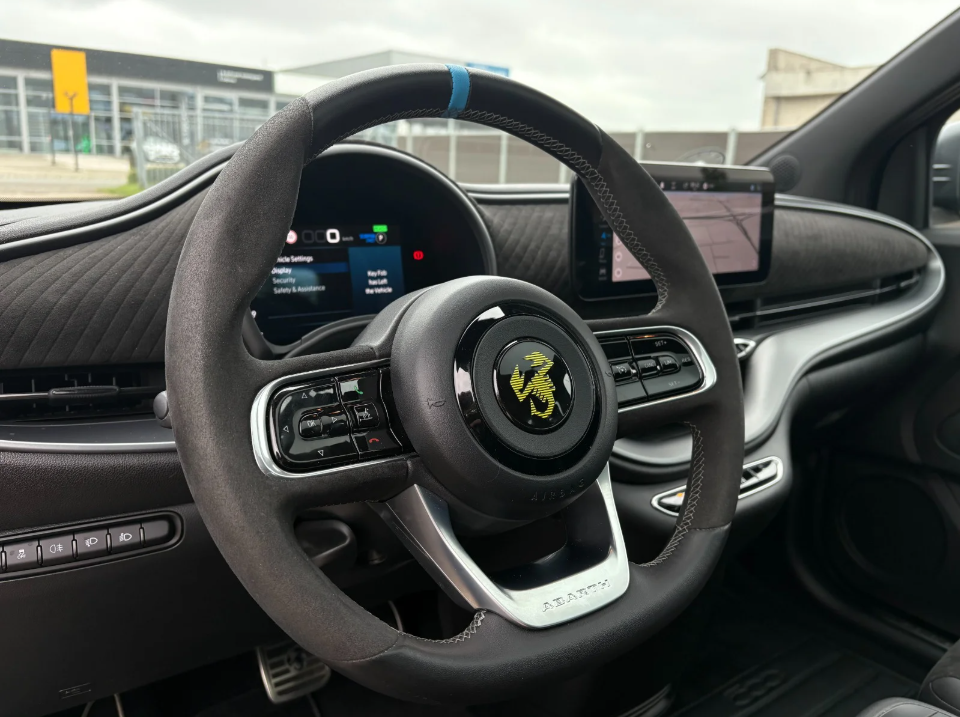 Abarth 500e Scorpionissima 3d