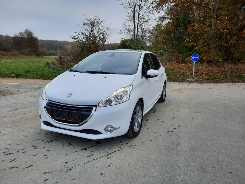 Peugeot 208 1,2 VTi Allure Sky 5d