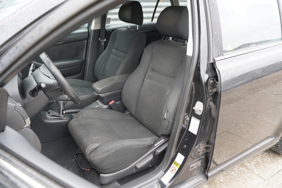 Toyota Avensis 1,8 VVT-i Terra stc. 5d