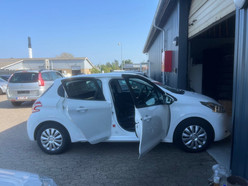 Peugeot 208 1,2 VTi Style 5d