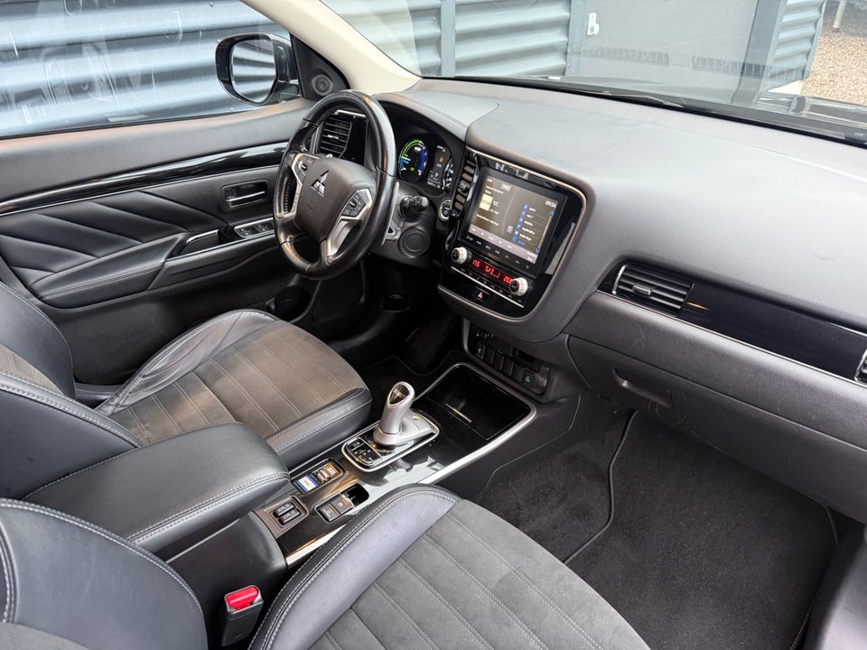 Mitsubishi Outlander 2,4 PHEV Invite CVT 4WD 5d