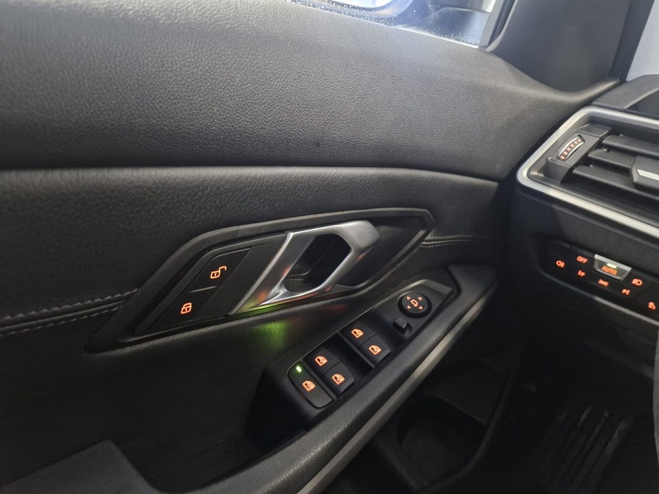 BMW 330i 2,0 Connected aut. 4d