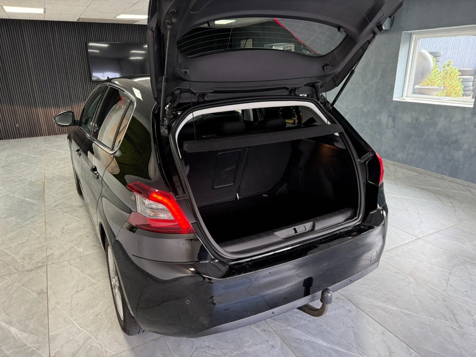 Peugeot 308 1,5 BlueHDi 130 Allure Sky 5d