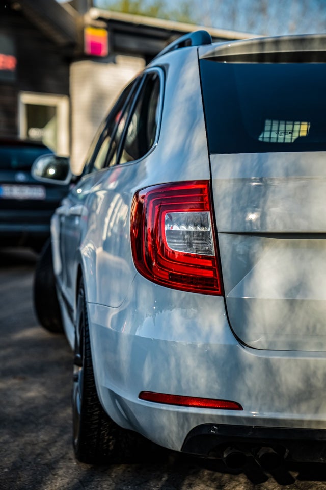 Skoda Superb 1,6 TDi 105 Ambition Combi DSG 5d