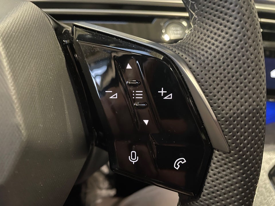 Peugeot e-3008 77 GT Pack 5d