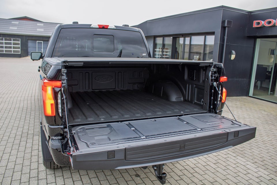 Ford F-150 131 Lightning Lariat Extended Range 4d