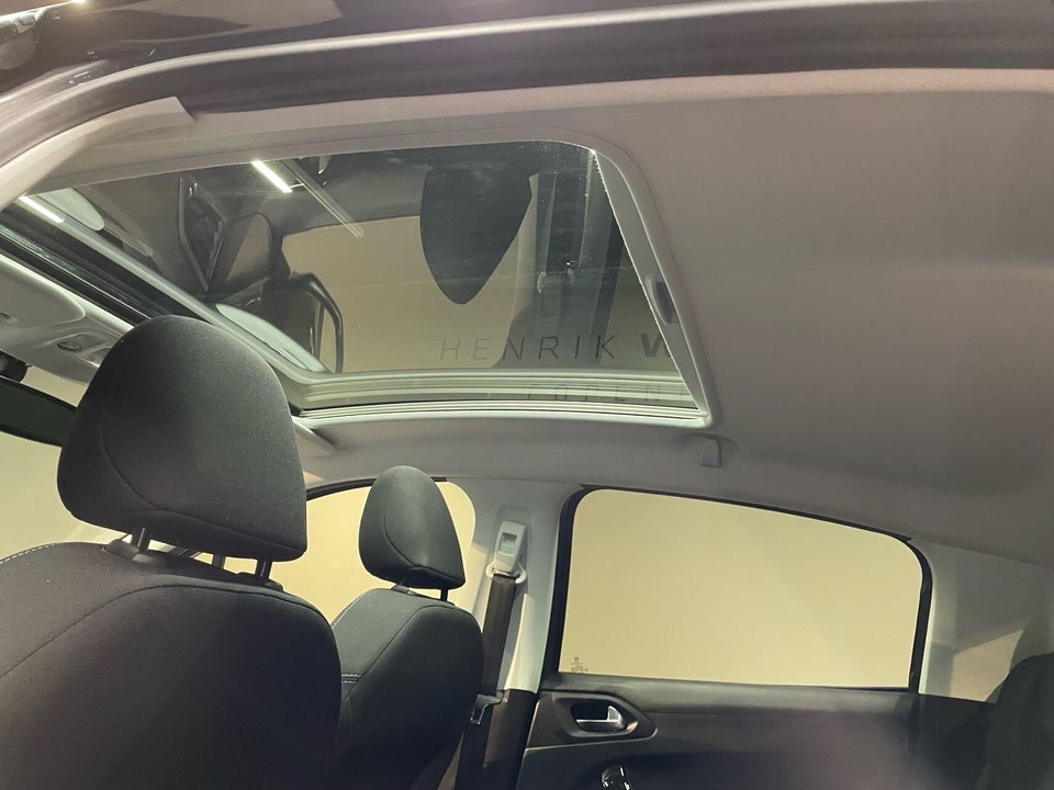 Peugeot 208 1,2 PureTech 82 Selection Sky 5d