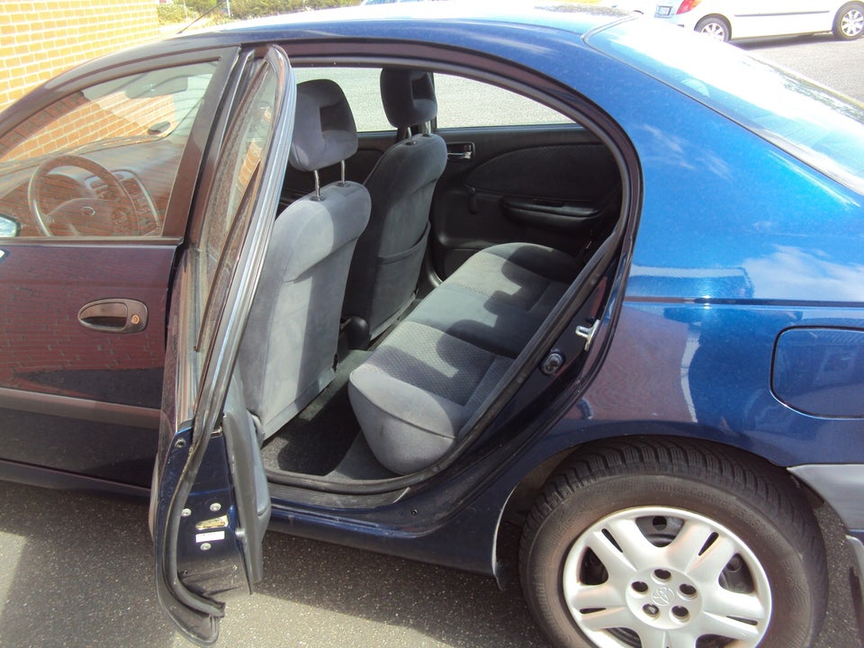 Toyota Avensis 1,8 VVT-i Natura 4d