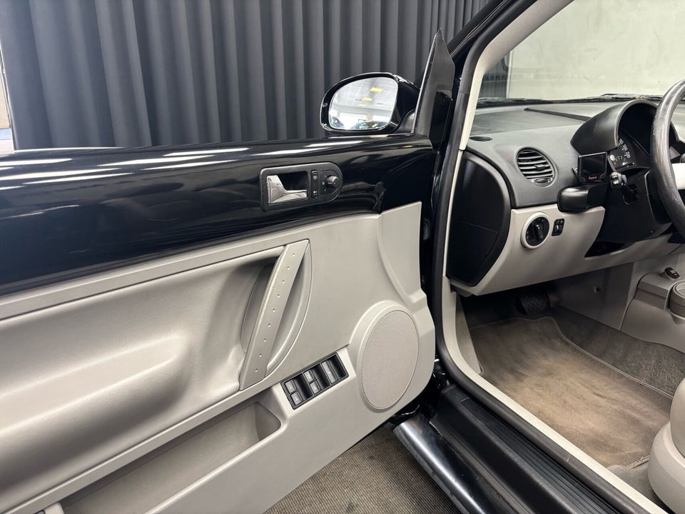 VW New Beetle 2,0 Cabriolet aut. 2d