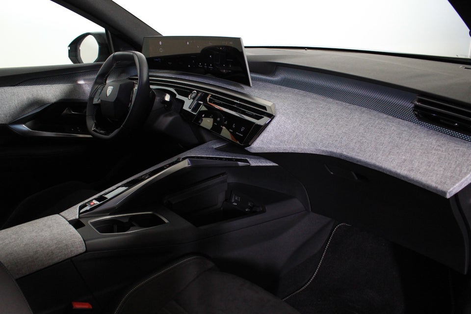 Peugeot e-3008 77 GT Pack 5d