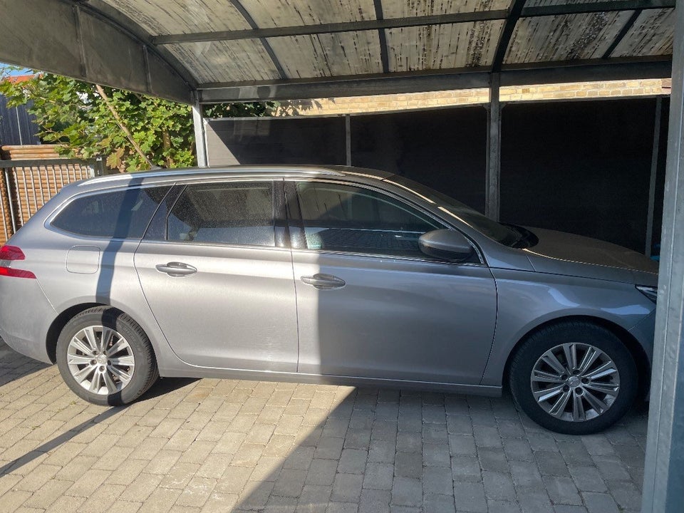 Peugeot 308 1,2 e-THP 130 Allure+ SW 5d