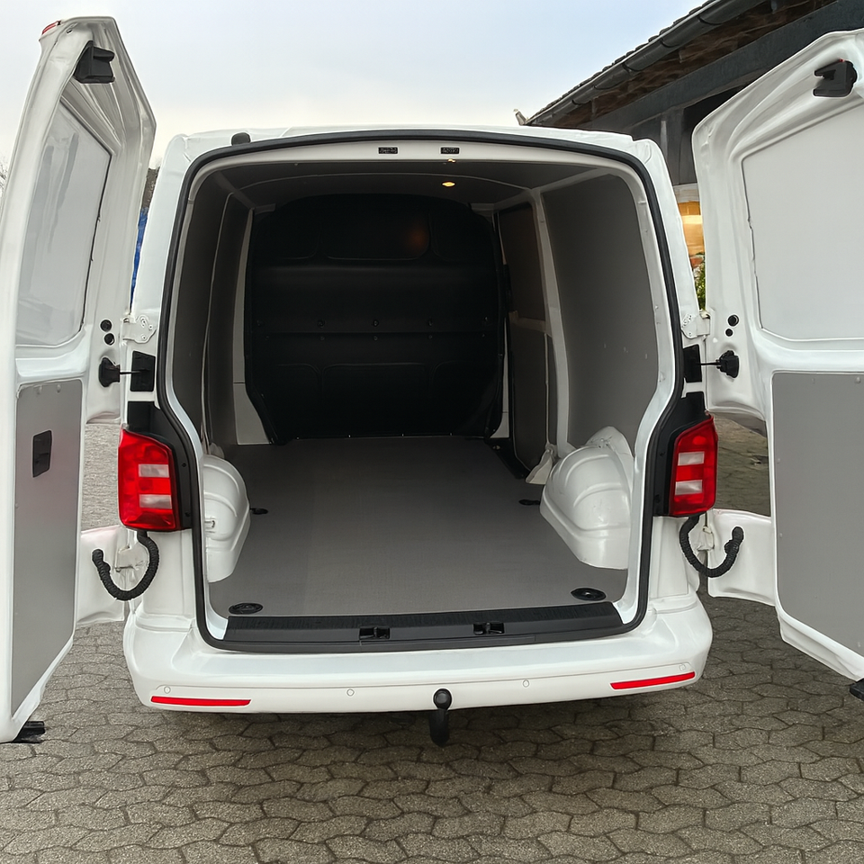 VW Transporter 2,0 TDi 102 Kassevogn lang
