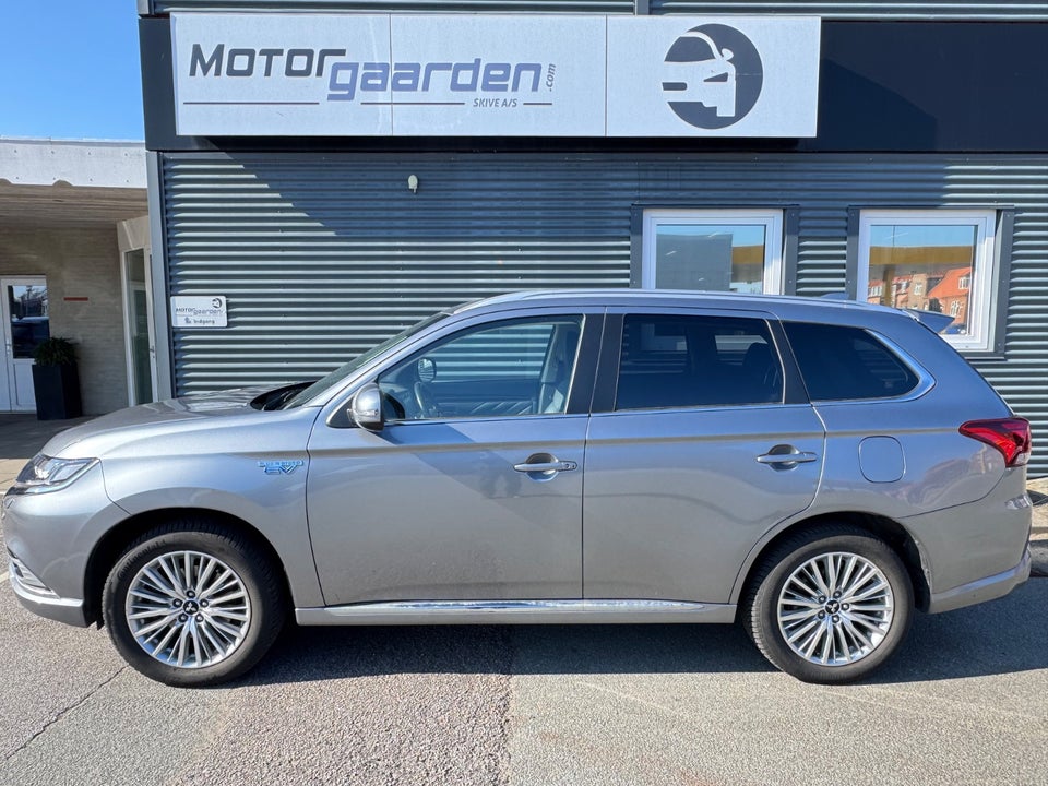 Mitsubishi Outlander 2,4 PHEV Limited CVT 4WD 5d