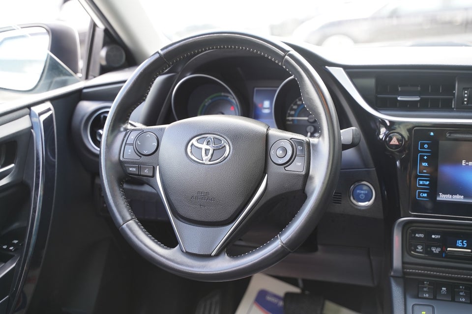 Toyota Auris 1,8 Hybrid H2 Style Skyview CVT 5d