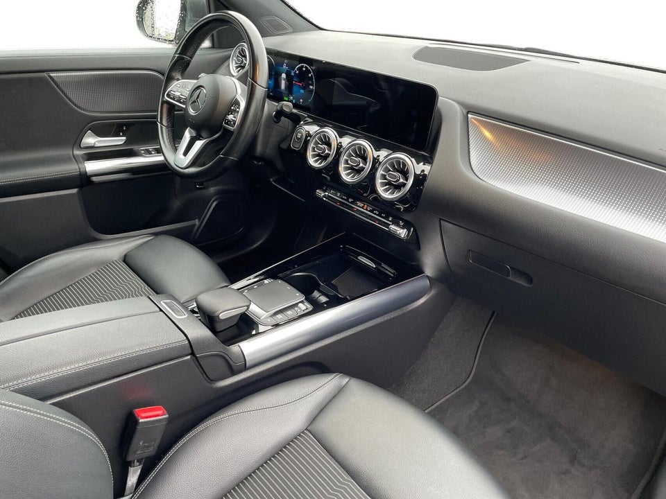 Mercedes EQA300 4Matic 5d