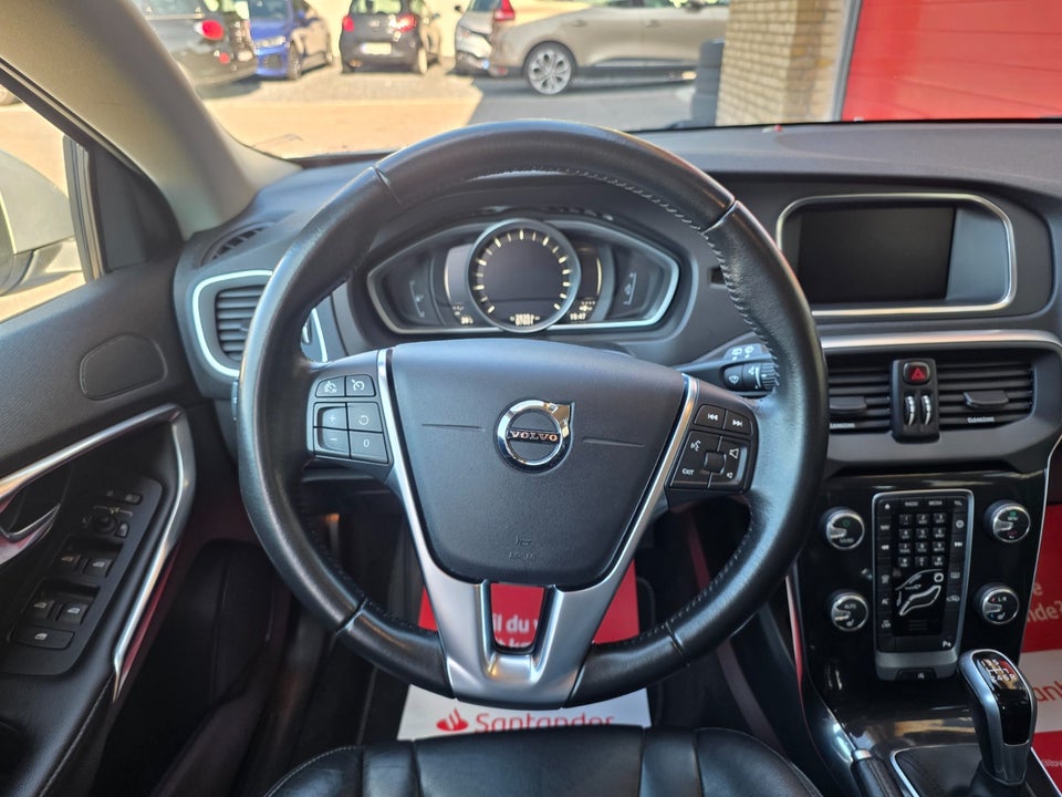 Volvo V40 2,0 T3 152 Momentum 5d
