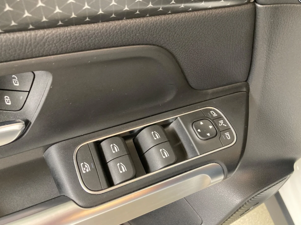 Mercedes EQB300 Progressive Advance Plus 4Matic 7prs 5d