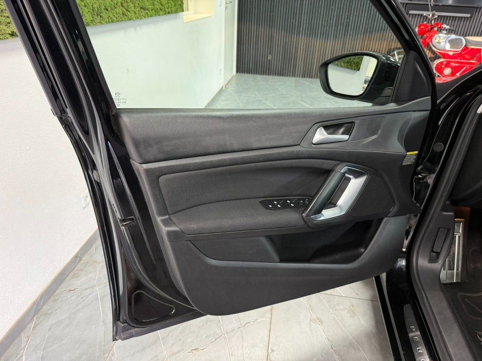 Peugeot 308 1,5 BlueHDi 130 Allure Sky 5d
