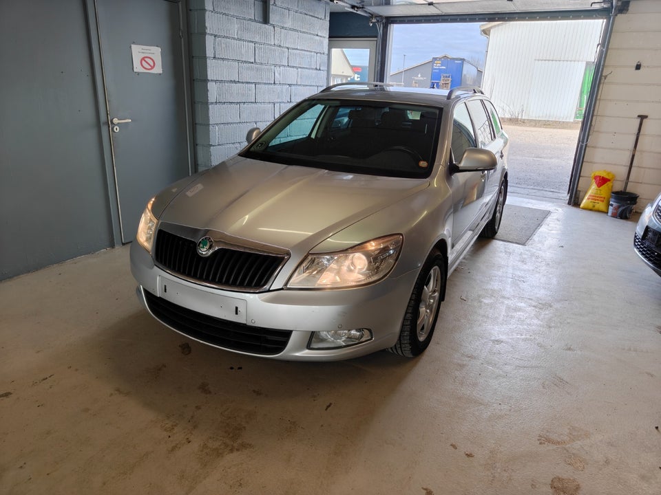 Skoda Octavia 1,6 TDi 105 Elegance Combi 5d