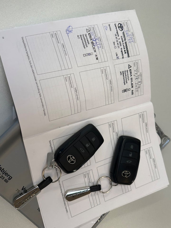 Toyota Prius 2,0 Plug-in Hybrid Elegant 5d