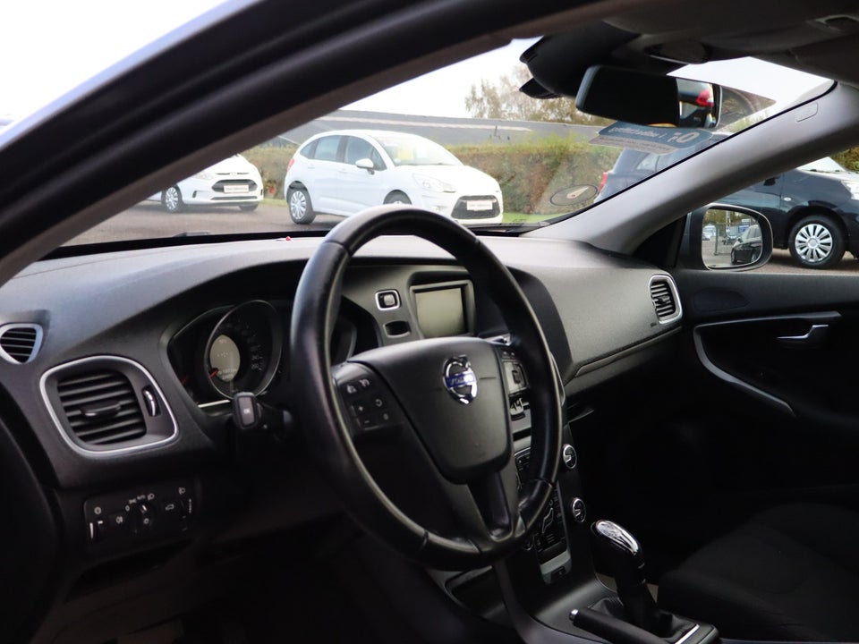 Volvo V40 2,0 D2 120 Momentum Eco 5d