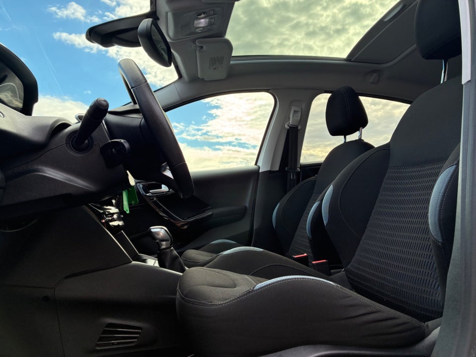 Peugeot 208 1,2 VTi Allure Sky 5d