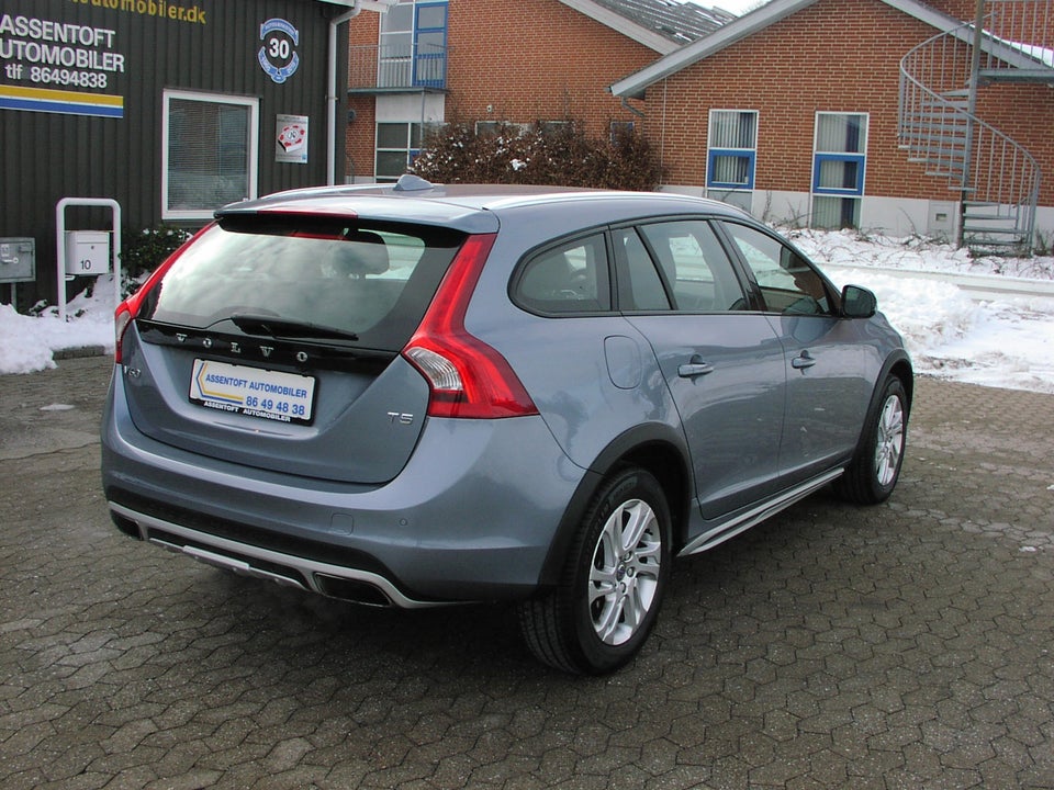 Volvo V60 CC 2,0 T5 245 Momentum aut. 5d