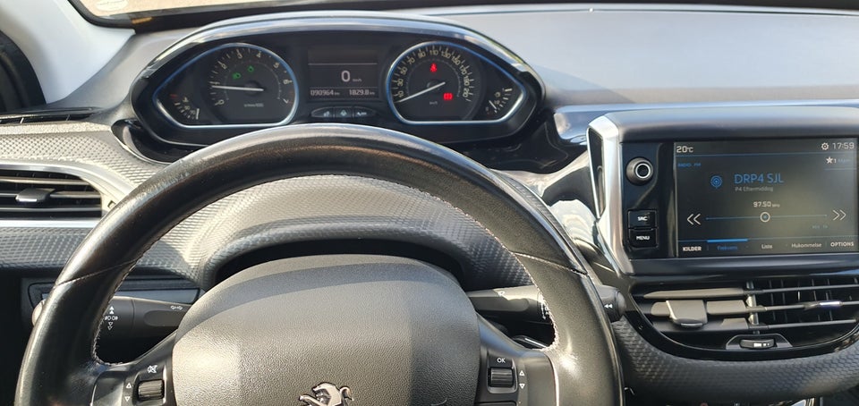 Peugeot 2008 1,2 e-THP 110 Allure Sky 5d