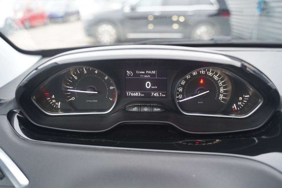 Peugeot 208 1,2 VTi Allure Sky 5d