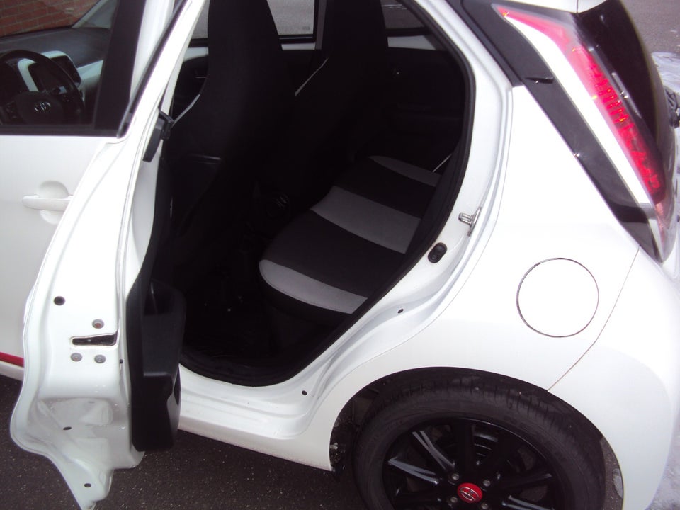 Toyota Aygo 1,0 VVT-i x-press 5d